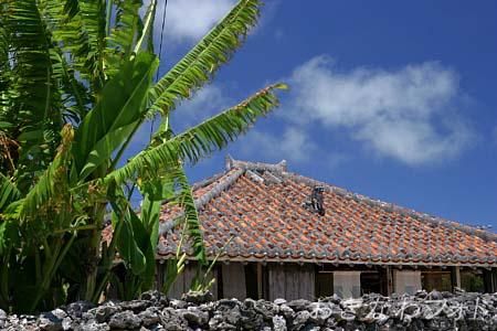 シーサーと赤瓦の家