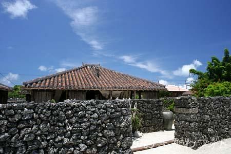 シーサーと赤瓦の家