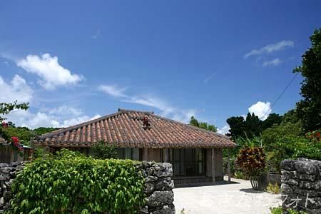 シーサーと赤瓦の家