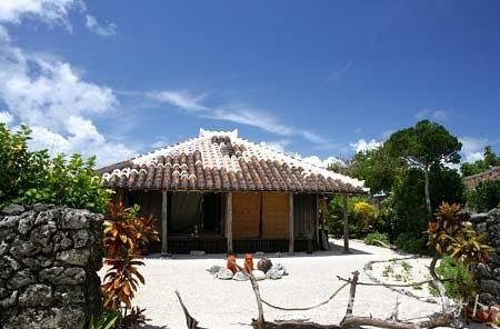 シーサーと赤瓦の家