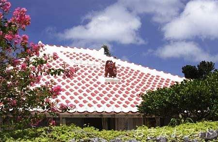 シーサーと赤瓦の家