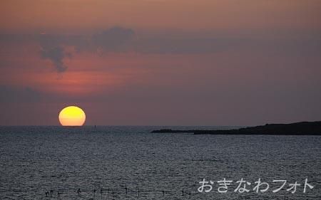 水平線に沈む夕日