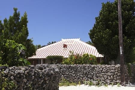 シーサーと赤瓦の家