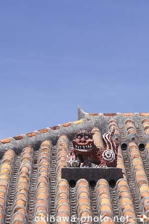 シーサーと赤瓦の家
