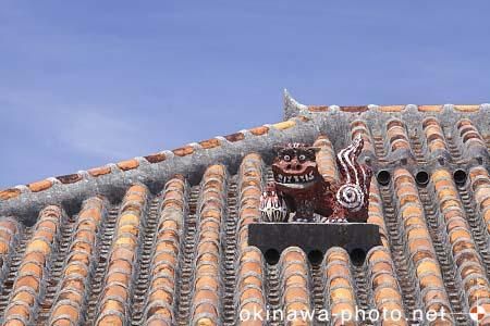 シーサーと赤瓦の家