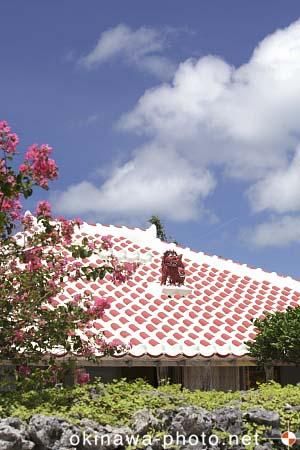 シーサーと赤瓦の家