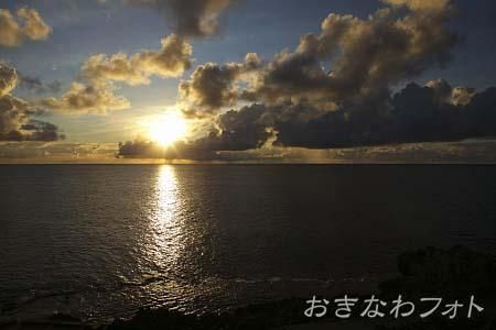 夕日が沈む風景