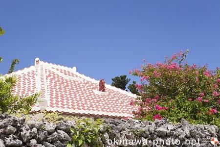 シーサーと赤瓦の家