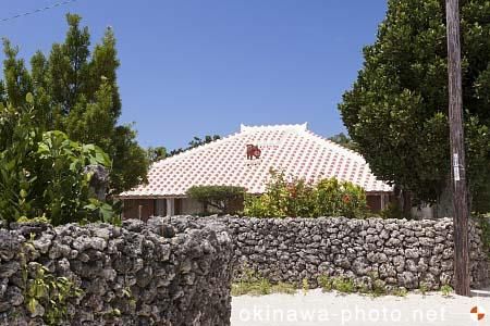 シーサーと赤瓦の家