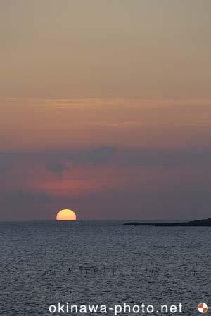 夕日が沈む風景