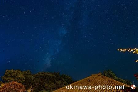 シーサーと赤瓦の家