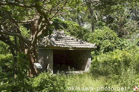 供のかねノロ殿内　火の神の祠