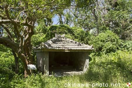 供のかねノロ殿内　火の神の祠