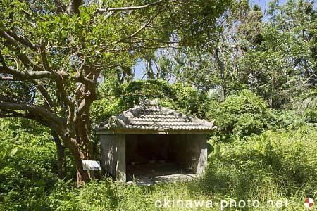 供のかねノロ殿内　火の神の祠