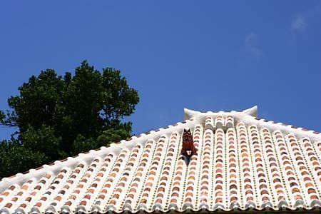 シーサーと赤瓦の家