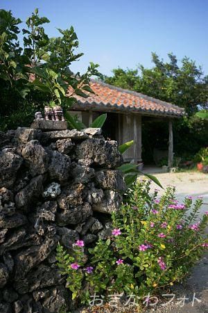 シーサーと赤瓦の家