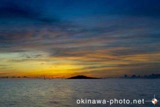 大神島から昇る朝日