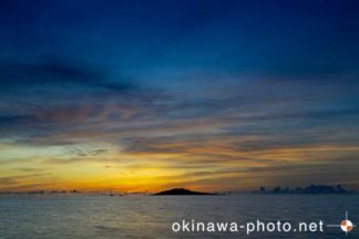 大神島から昇る朝日