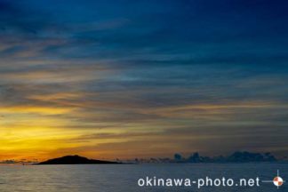 大神島から昇る朝日