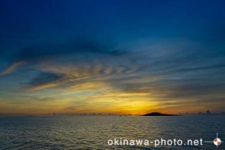 大神島から昇る朝日