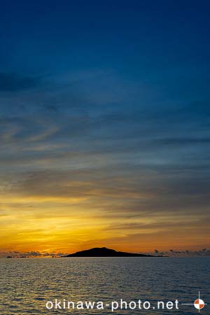 大神島から昇る朝日