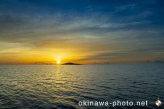大神島から昇る朝日