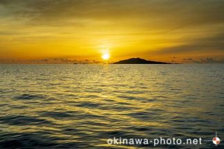 大神島から昇る朝日
