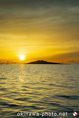 大神島から昇る朝日