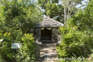 阿応理屋恵ノロ殿内（火の神の祠）