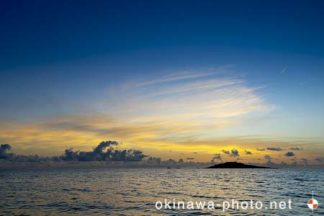 大神島から昇る朝日