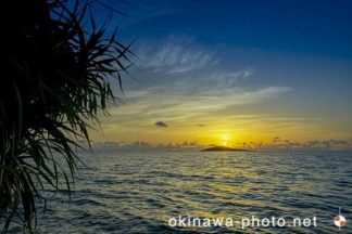 大神島から昇る朝日
