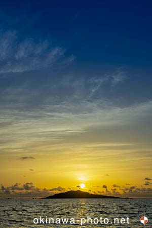 大神島から昇る朝日