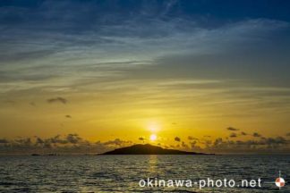 大神島から昇る朝日
