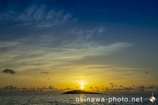 大神島から昇る朝日