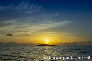 大神島から昇る朝日