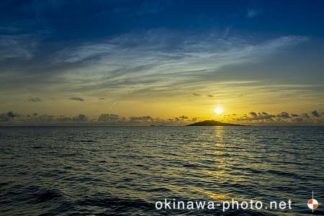 大神島から昇る朝日