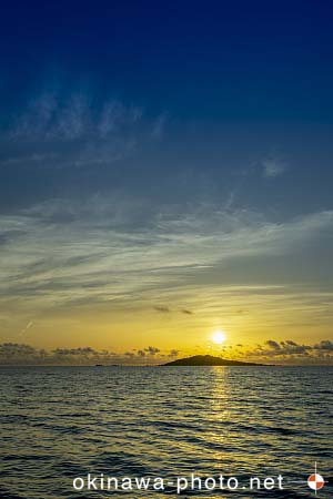 大神島から昇る朝日