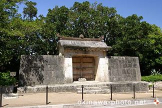 園比屋武御嶽石門